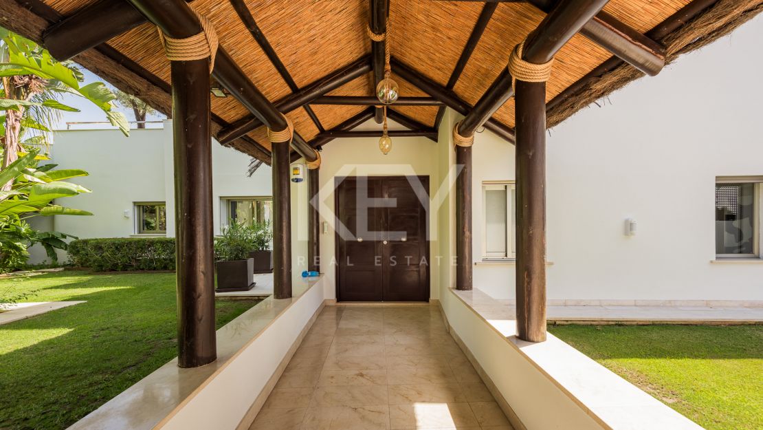 Sophisticated villa with panoramic golf and mountain views in Nueva Andalucía