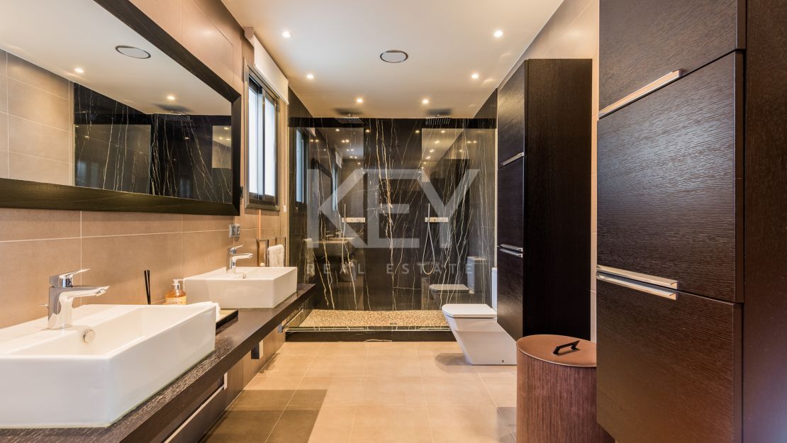 Sophisticated villa with panoramic golf and mountain views in Nueva Andalucía