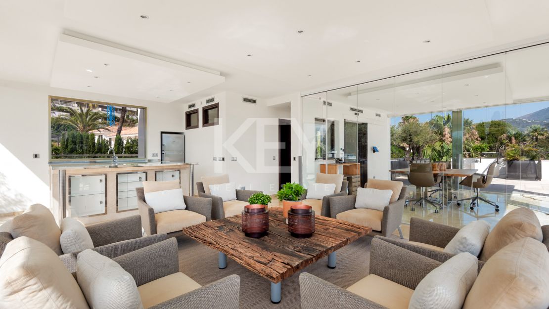 Sophisticated villa with panoramic golf and mountain views in Nueva Andalucía