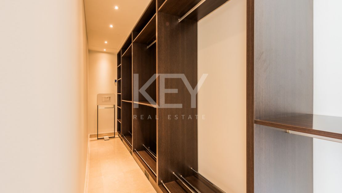 Sophisticated villa with panoramic golf and mountain views in Nueva Andalucía