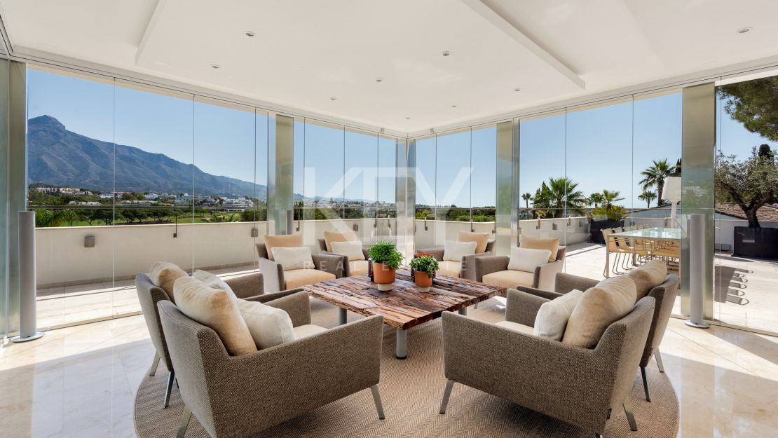 Sophisticated villa with panoramic golf and mountain views in Nueva Andalucía