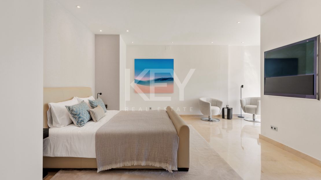 Sophisticated villa with panoramic golf and mountain views in Nueva Andalucía