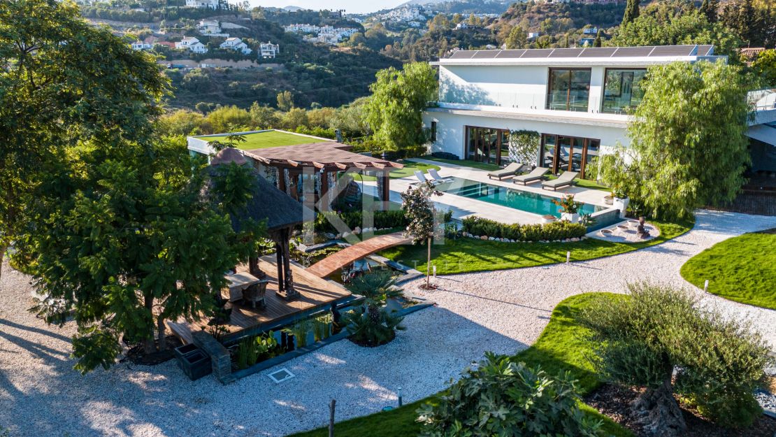 Villa ecológica de estilo único en Benahavis: un santuario de lujo y serenidad en Marbella con un antiguo templo de Bali y un jardín de piedra japonés