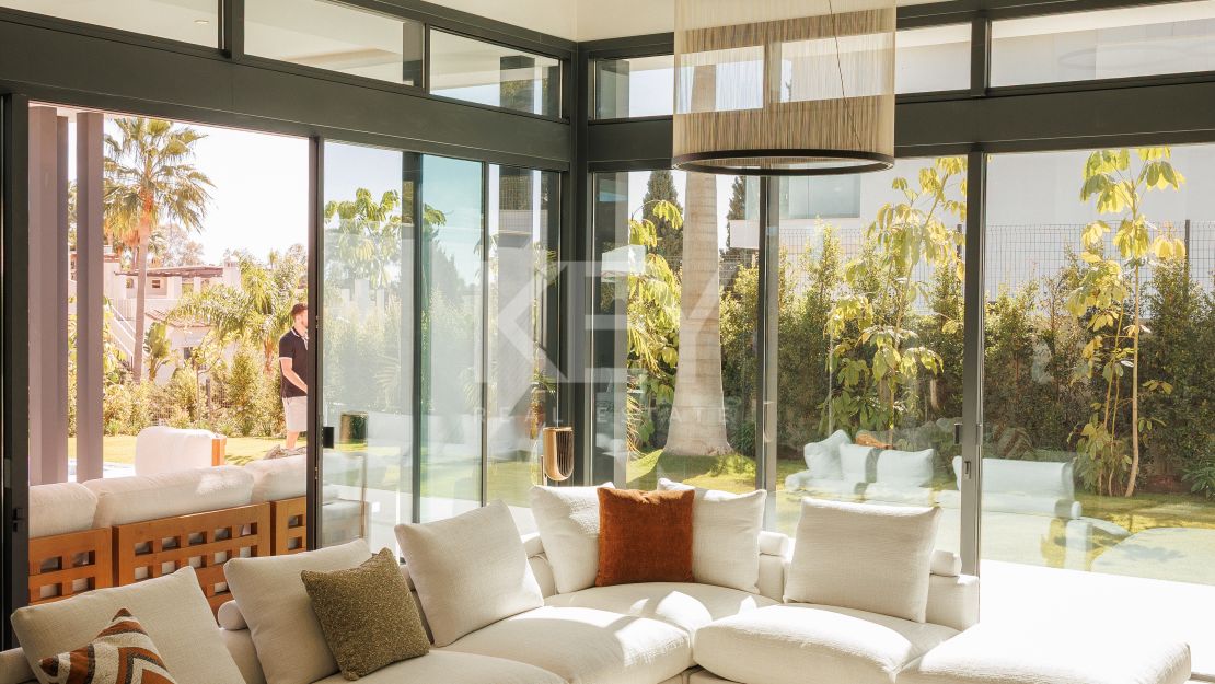 Contemporary Villa for sale: a luxurious oasis with High-End amenities  in Marbella Golden Mile