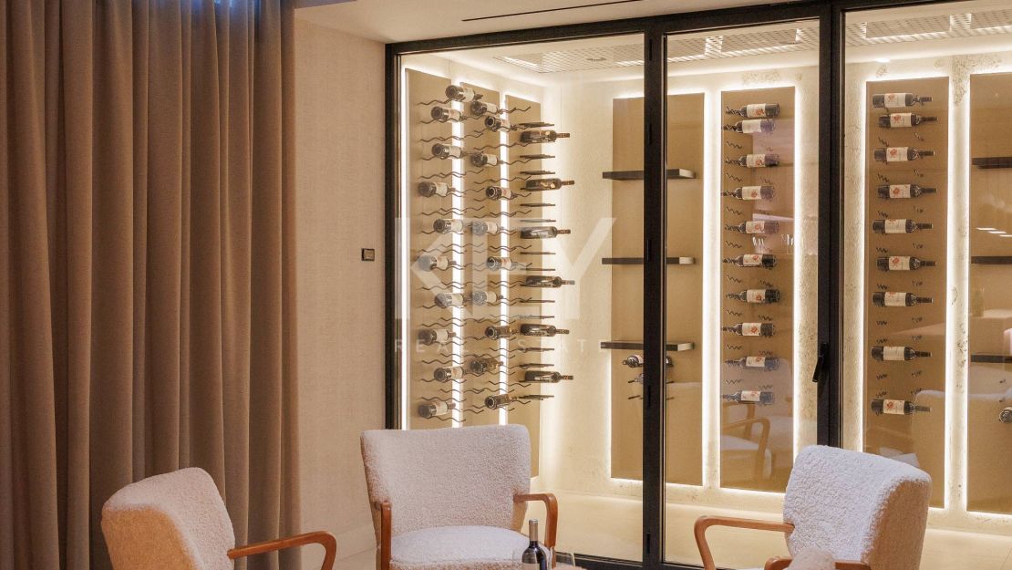 Contemporary Villa for sale: a luxurious oasis with High-End amenities  in Marbella Golden Mile