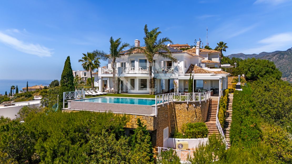 Lujosa villa Veranda con impresionantes vistas a la montaña y al mar en Altos de Los Monteros, Marbella