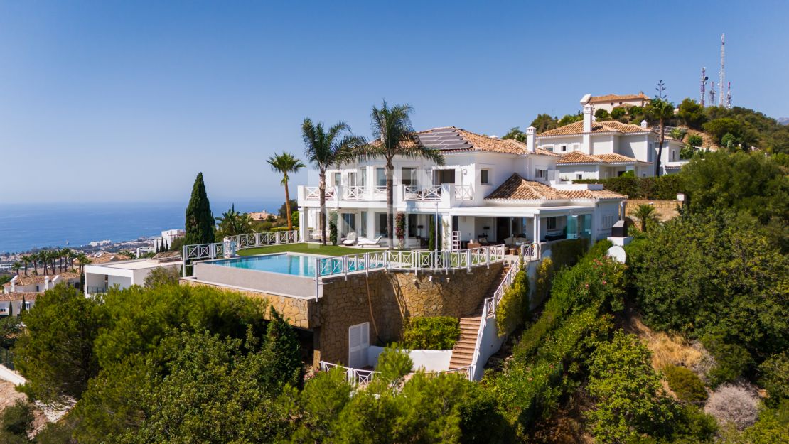 Villa Veranda con Impresionantes vistas a la montaña y al mar en Altos de Los Monteros, Marbella