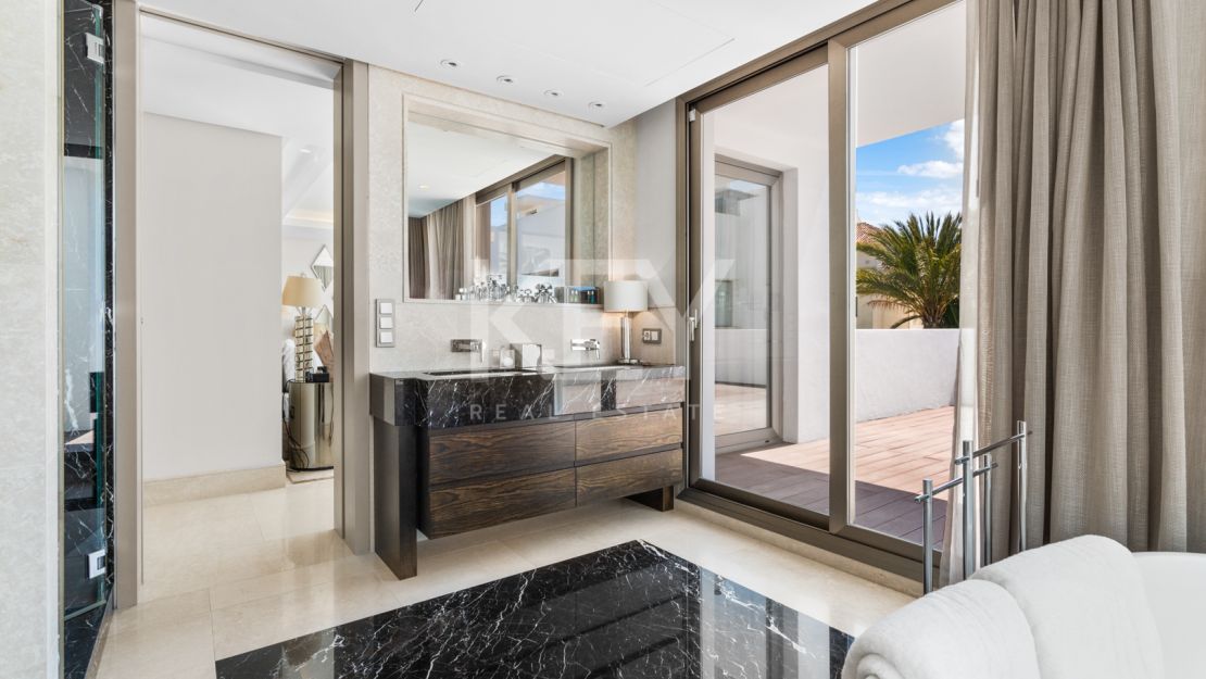 Villa RAVETTA en Rio Verde Playa, Marbella Milla de Oro