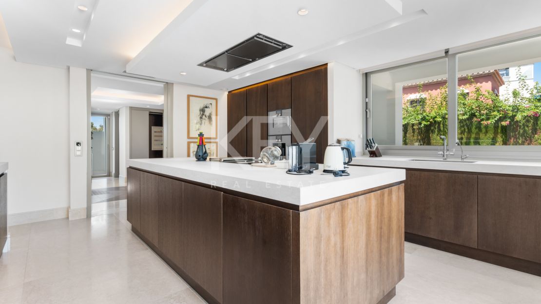 Villa RAVETTA en Rio Verde Playa, Marbella Milla de Oro
