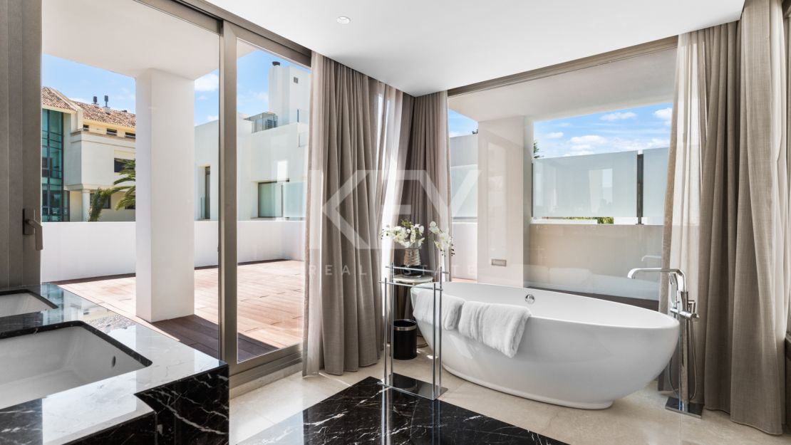 Villa RAVETTA en Rio Verde Playa, Marbella Milla de Oro