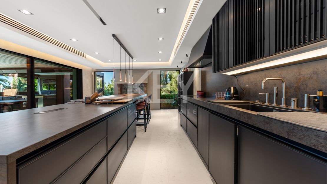 Luxurious villa for sale in Rio Real, Marbella East