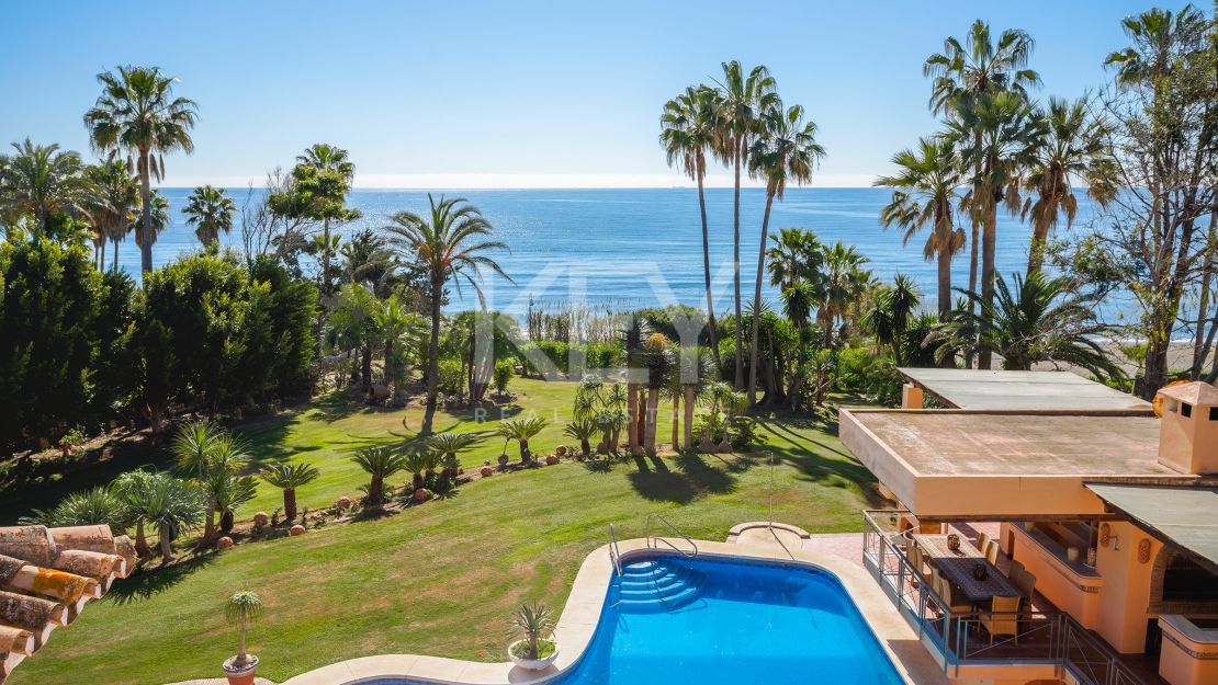 Excepcional villa en primera línea de playa en venta en la Nueva Milla de Oro, Estepona