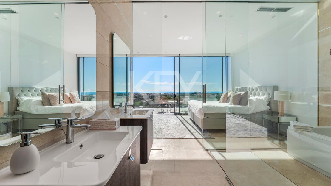 Современная вилла с 5 спальнями, панорамным видом на море и роскошными удобствами в самом сердце Ла-Алькерии, Бенахавис