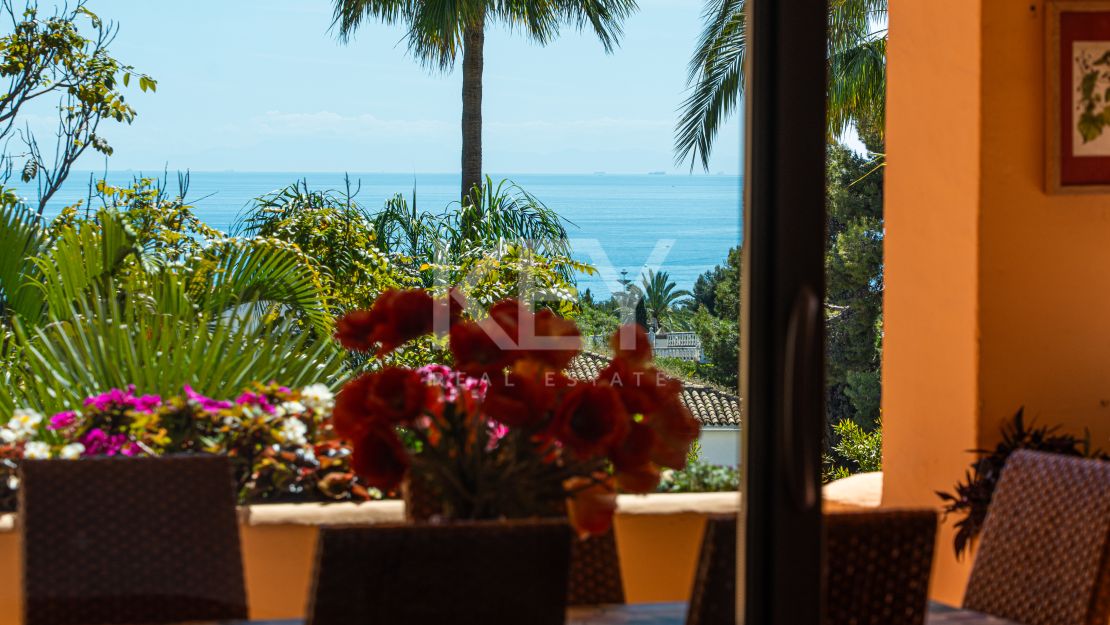 Lujoso apartamento de estilo mediterráneo con vistas al mar en la prestigiosa Milla de Oro de Marbella
