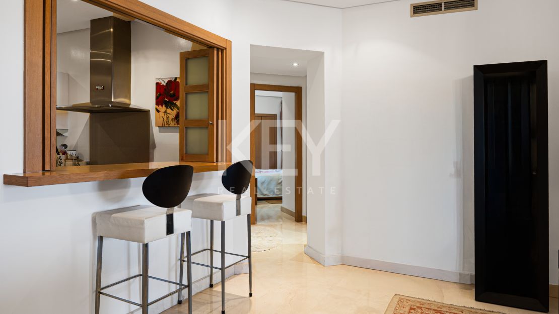 Lujoso apartamento de estilo mediterráneo con vistas al mar en la prestigiosa Milla de Oro de Marbella
