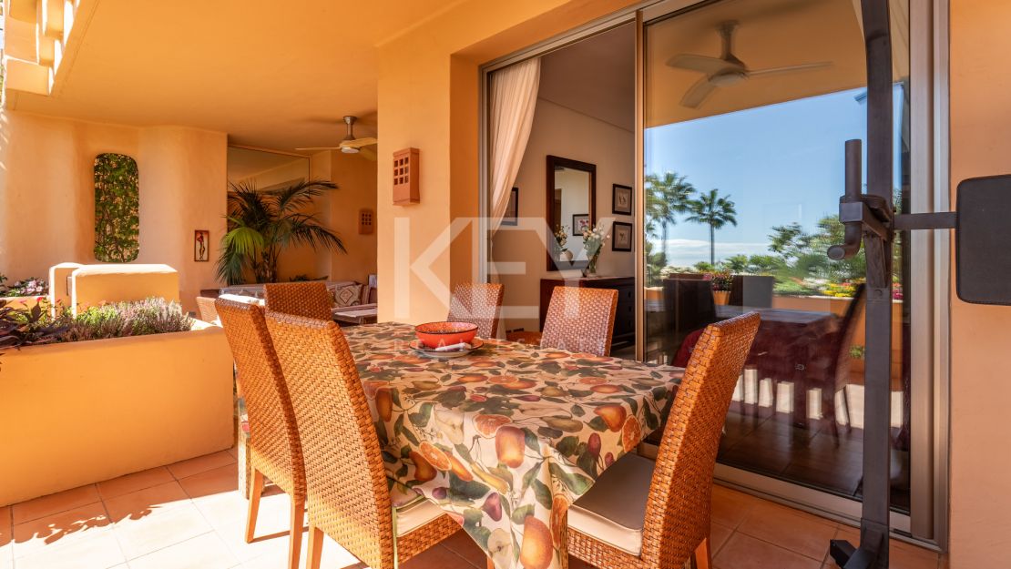 Luxurious mediterranean-style apartment with sea views in Marbella’s prestigious Golden Mile