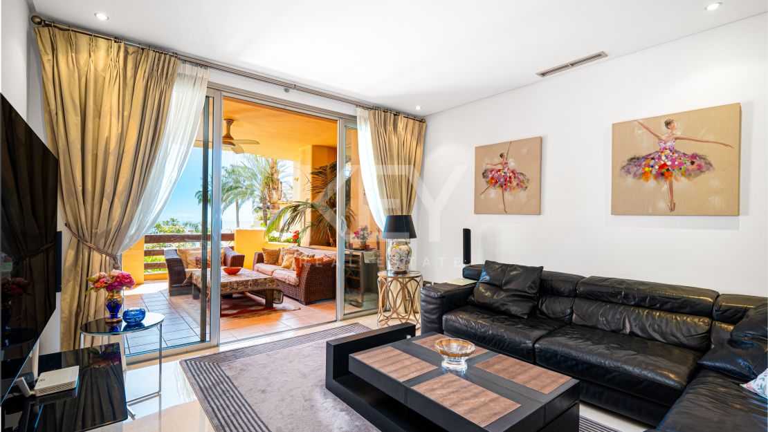 Lujoso apartamento de estilo mediterráneo con vistas al mar en la prestigiosa Milla de Oro de Marbella
