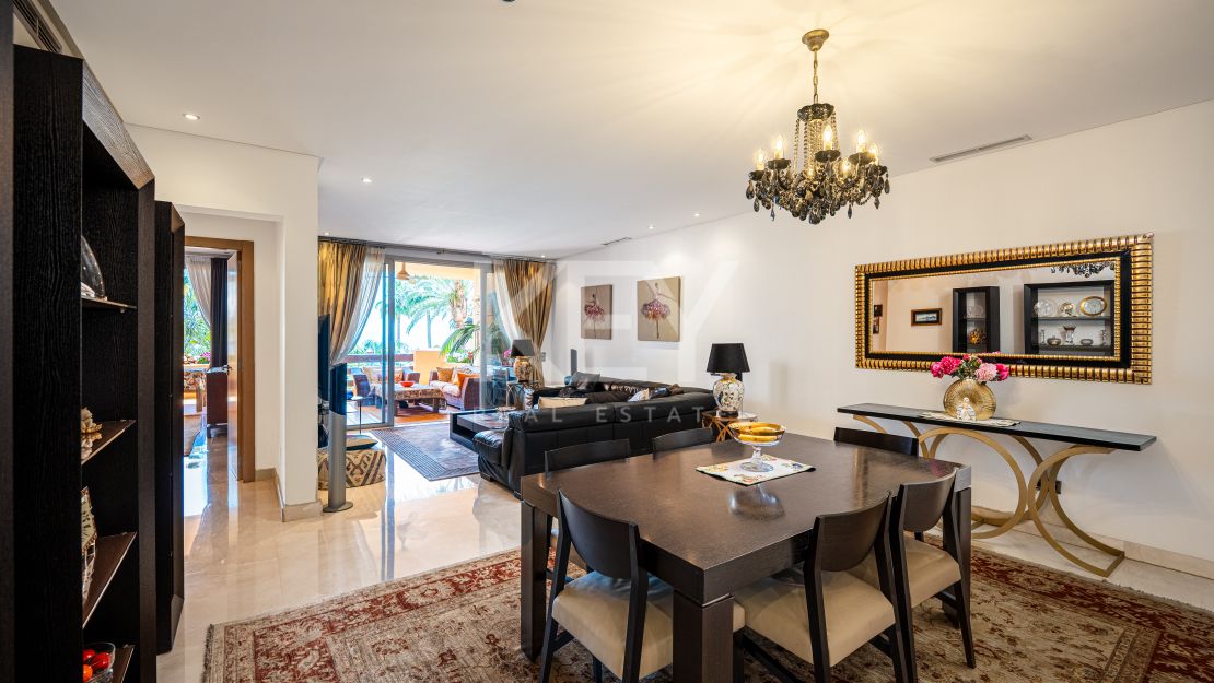 Lujoso apartamento de estilo mediterráneo con vistas al mar en la prestigiosa Milla de Oro de Marbella