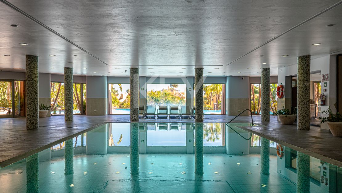 Lujoso apartamento de estilo mediterráneo con vistas al mar en la prestigiosa Milla de Oro de Marbella