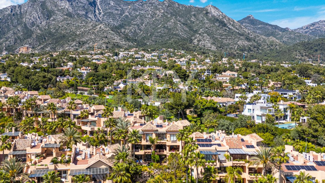 Lujoso apartamento de estilo mediterráneo con vistas al mar en la prestigiosa Milla de Oro de Marbella