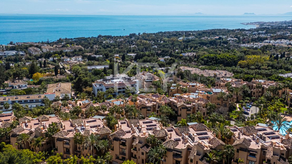 Lujoso apartamento de estilo mediterráneo con vistas al mar en la prestigiosa Milla de Oro de Marbella