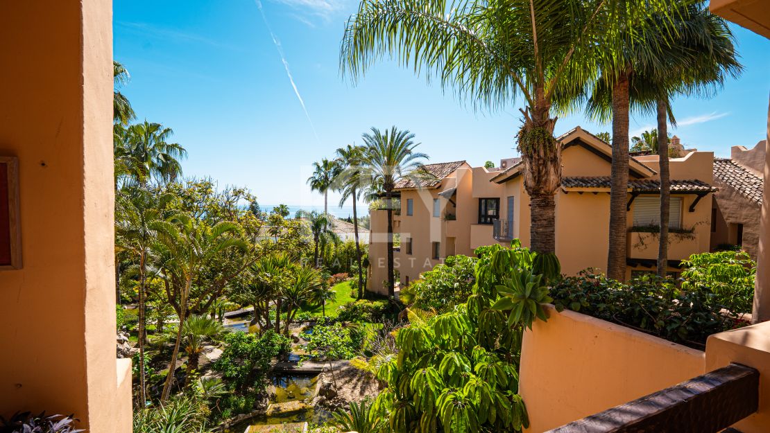 Lujoso apartamento de estilo mediterráneo con vistas al mar en la prestigiosa Milla de Oro de Marbella