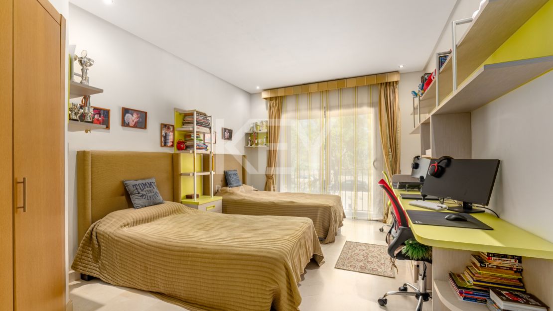 Luxurious mediterranean-style apartment with sea views in Marbella’s prestigious Golden Mile