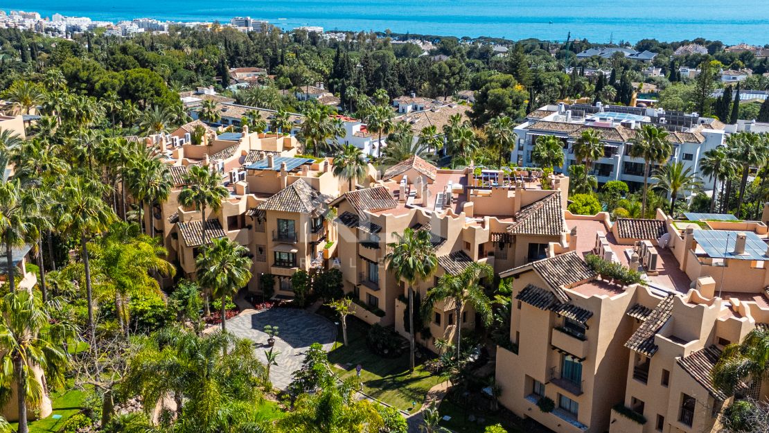 Lujoso apartamento de estilo mediterráneo con vistas al mar en la prestigiosa Milla de Oro de Marbella
