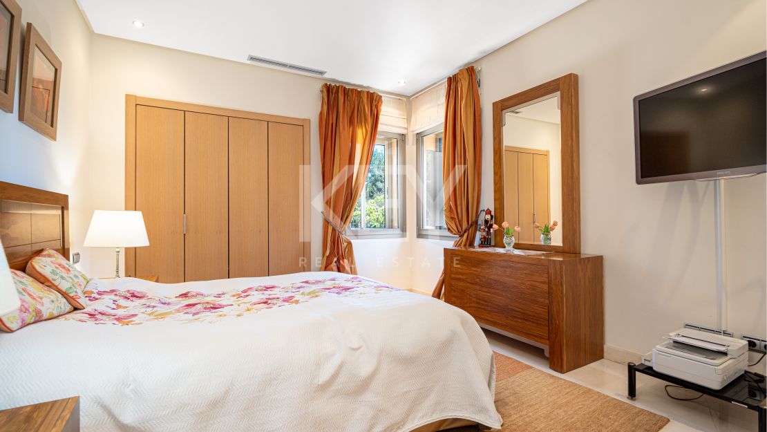 Lujoso apartamento de estilo mediterráneo con vistas al mar en la prestigiosa Milla de Oro de Marbella