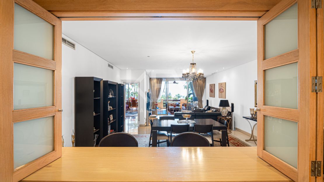 Lujoso apartamento de estilo mediterráneo con vistas al mar en la prestigiosa Milla de Oro de Marbella