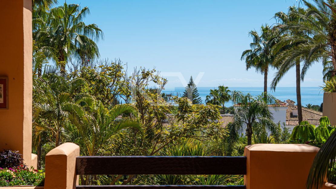 Lujoso apartamento de estilo mediterráneo con vistas al mar en la prestigiosa Milla de Oro de Marbella