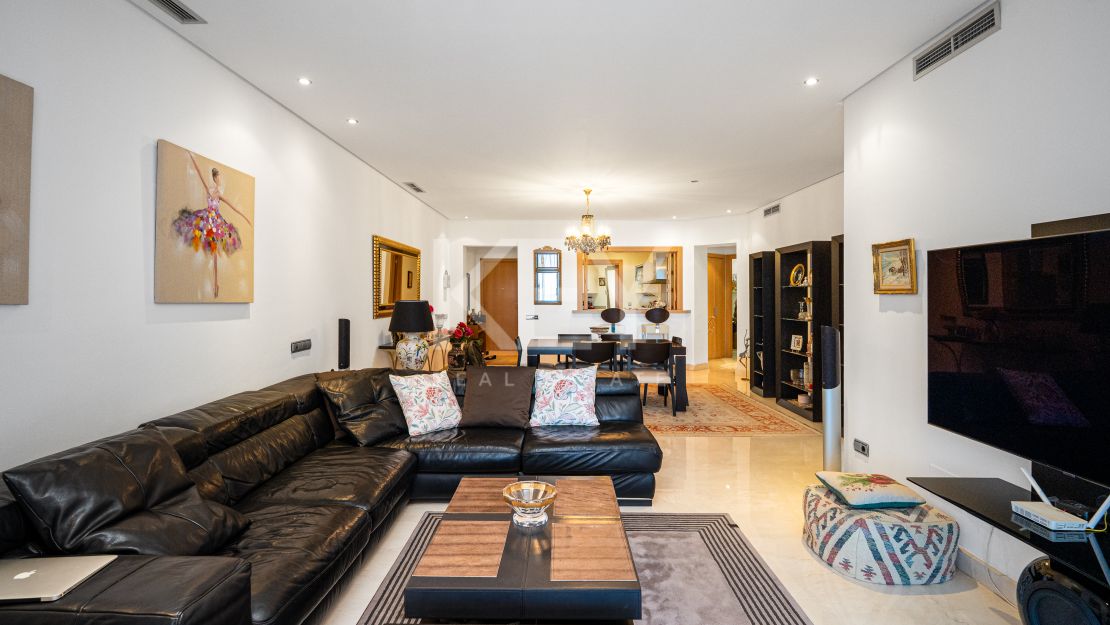 Lujoso apartamento de estilo mediterráneo con vistas al mar en la prestigiosa Milla de Oro de Marbella