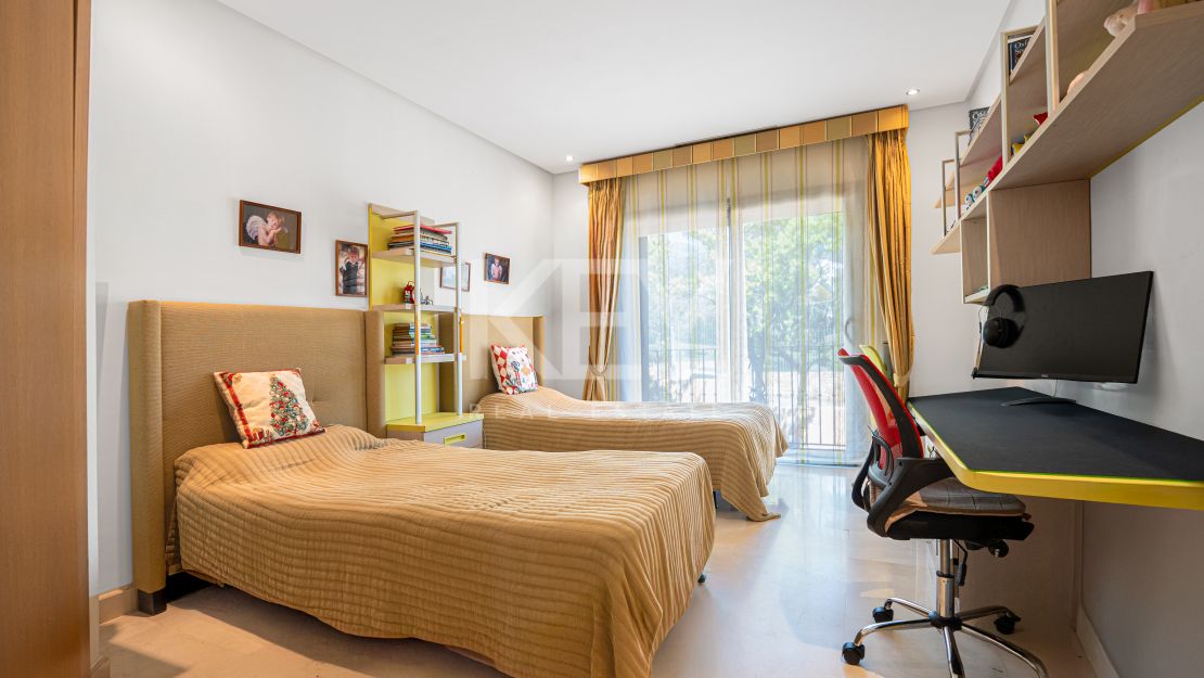 Lujoso apartamento de estilo mediterráneo con vistas al mar en la prestigiosa Milla de Oro de Marbella