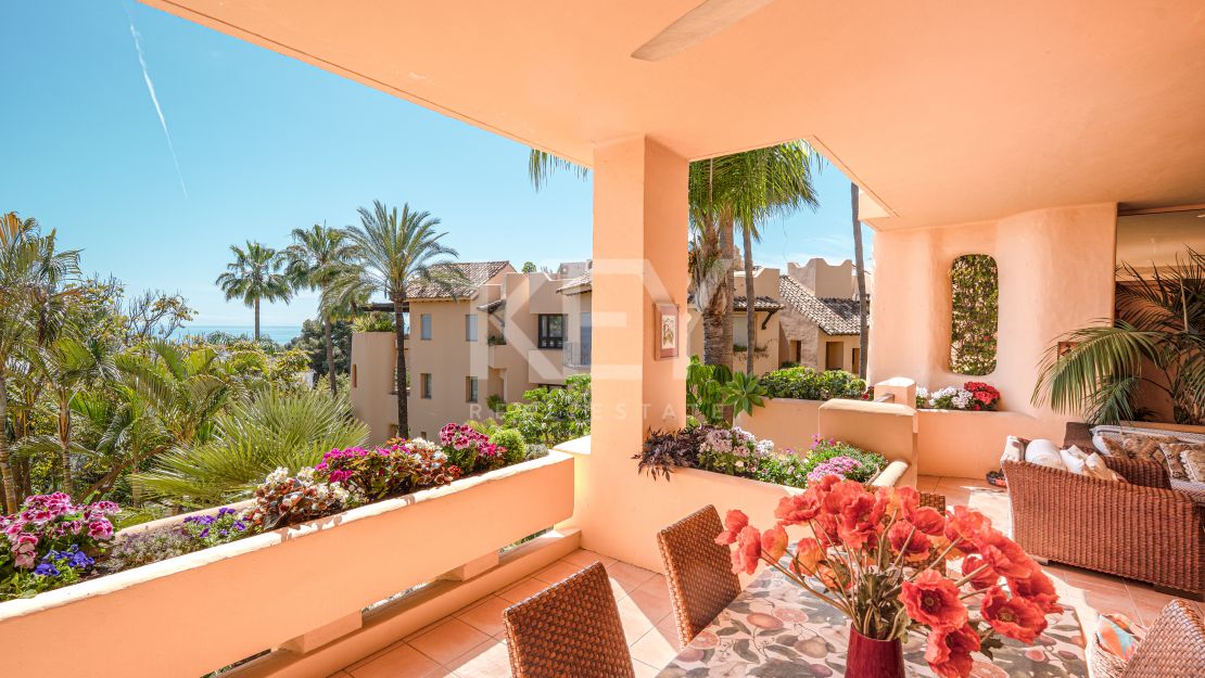 Lujoso apartamento de estilo mediterráneo con vistas al mar en la prestigiosa Milla de Oro de Marbella