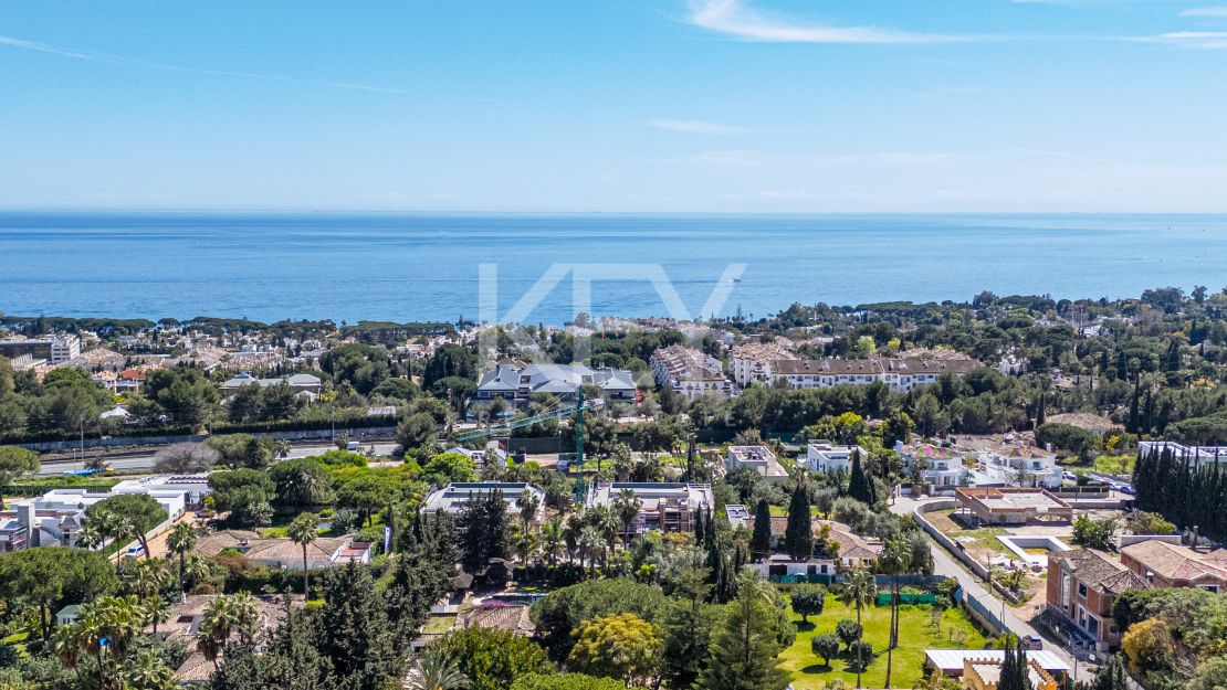Lujoso apartamento de estilo mediterráneo con vistas al mar en la prestigiosa Milla de Oro de Marbella