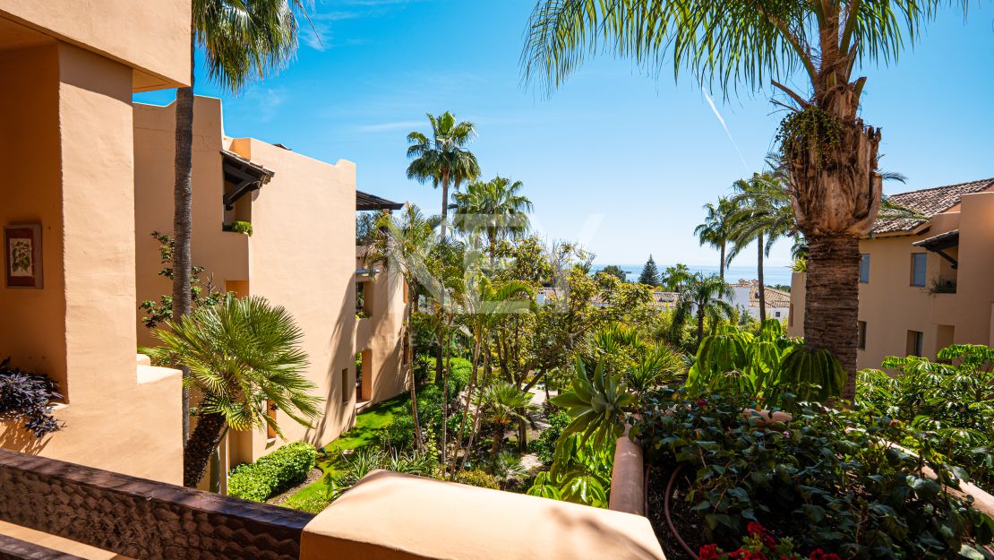 Lujoso apartamento de estilo mediterráneo con vistas al mar en la prestigiosa Milla de Oro de Marbella