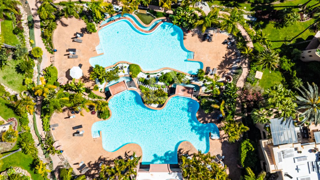 Lujoso apartamento de estilo mediterráneo con vistas al mar en la prestigiosa Milla de Oro de Marbella
