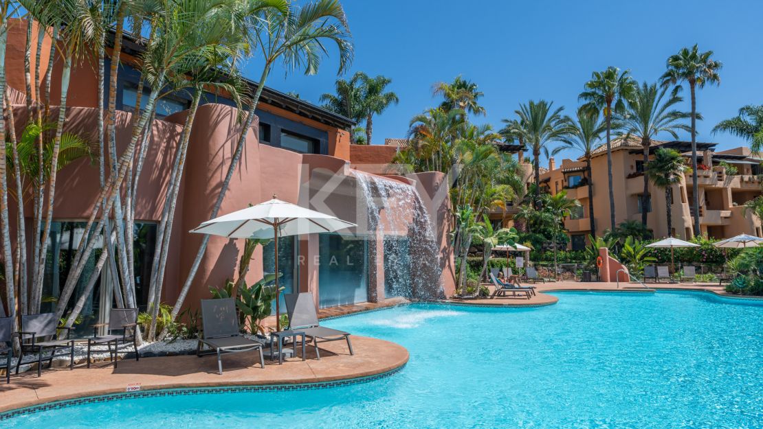 Luxurious Mediterranean-Style Apartment with Sea Views in Marbella’s Prestigious Golden Mile