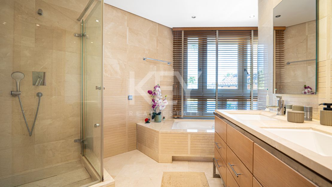 Lujoso apartamento de estilo mediterráneo con vistas al mar en la prestigiosa Milla de Oro de Marbella