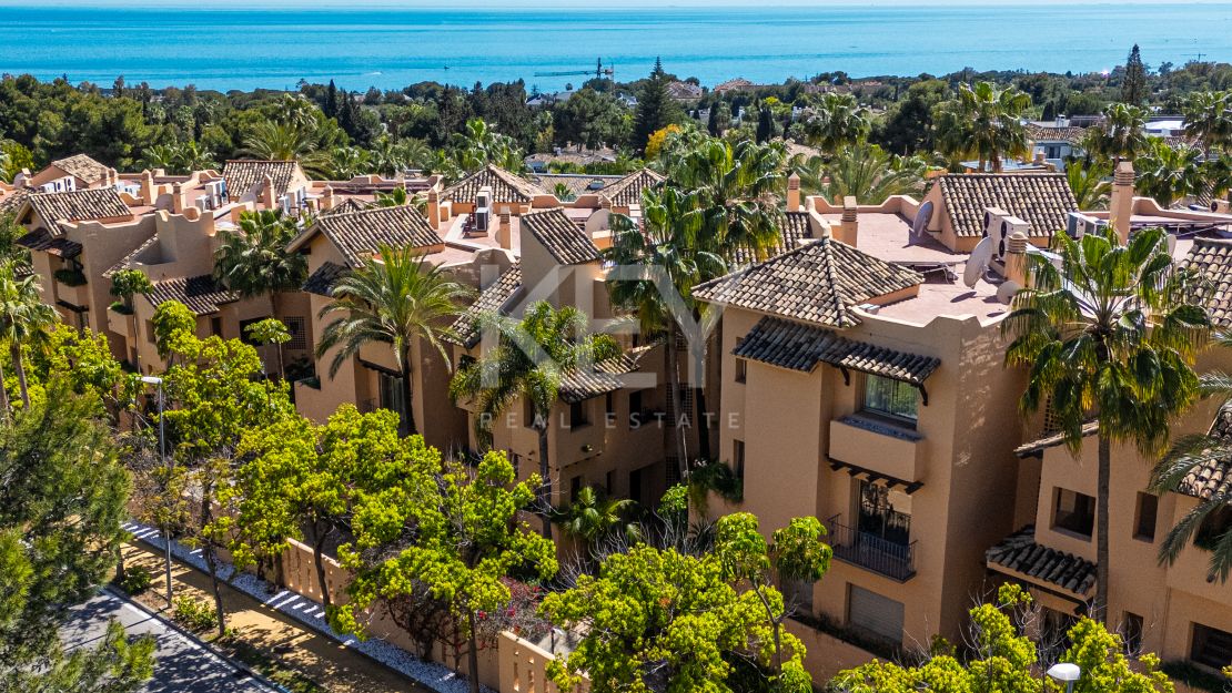 Lujoso apartamento de estilo mediterráneo con vistas al mar en la prestigiosa Milla de Oro de Marbella