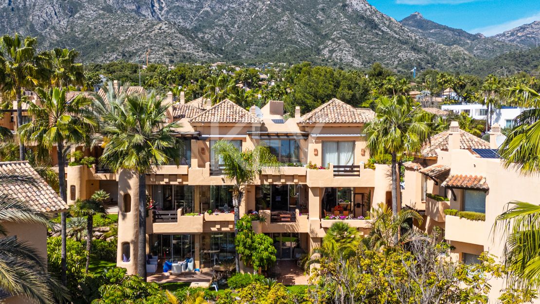 Lujoso apartamento de estilo mediterráneo con vistas al mar en la prestigiosa Milla de Oro de Marbella