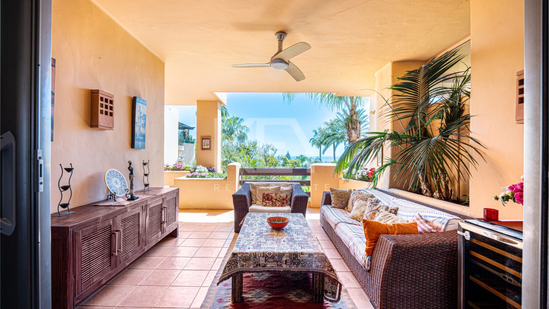 Lujoso apartamento de estilo mediterráneo con vistas al mar en la prestigiosa Milla de Oro de Marbella