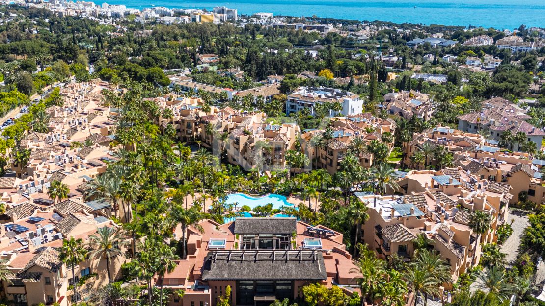 Lujoso apartamento de estilo mediterráneo con vistas al mar en la prestigiosa Milla de Oro de Marbella