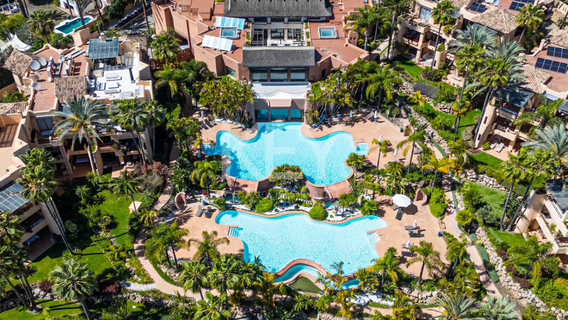 Lujoso apartamento de estilo mediterráneo con vistas al mar en la prestigiosa Milla de Oro de Marbella