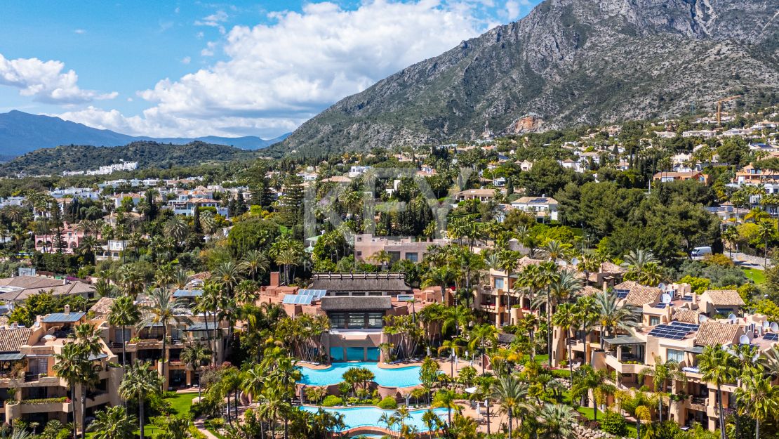 Lujoso apartamento de estilo mediterráneo con vistas al mar en la prestigiosa Milla de Oro de Marbella