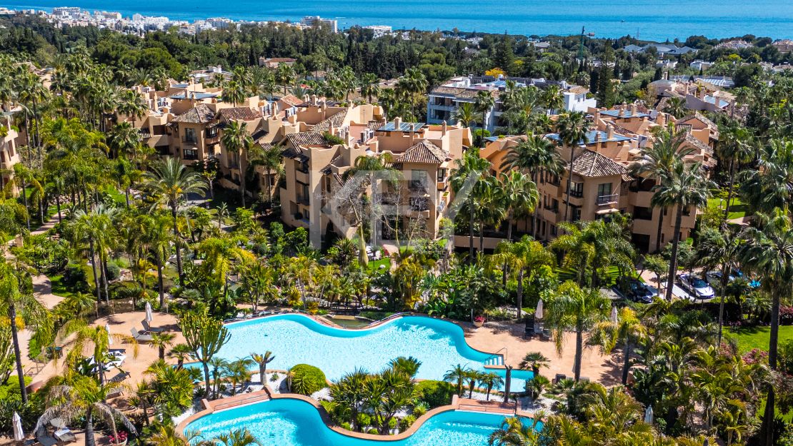 Lujoso apartamento de estilo mediterráneo con vistas al mar en la prestigiosa Milla de Oro de Marbella