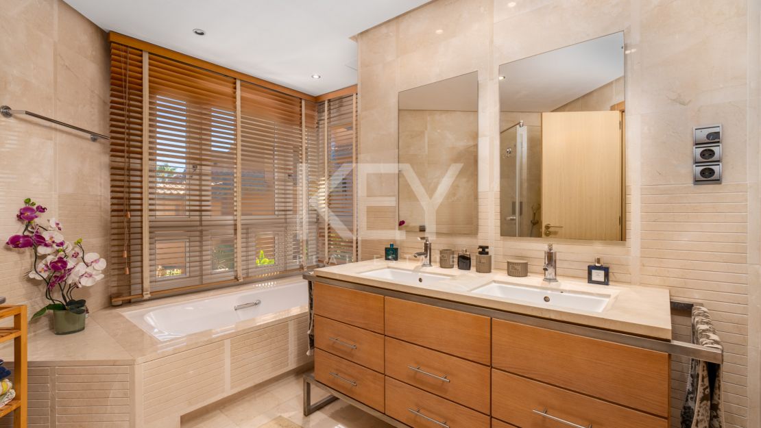 Luxurious mediterranean-style apartment with sea views in Marbella’s prestigious Golden Mile