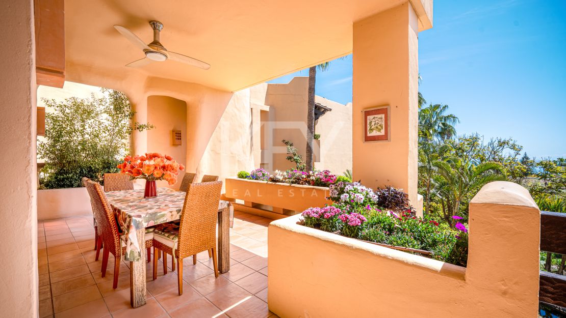 Lujoso apartamento de estilo mediterráneo con vistas al mar en la prestigiosa Milla de Oro de Marbella