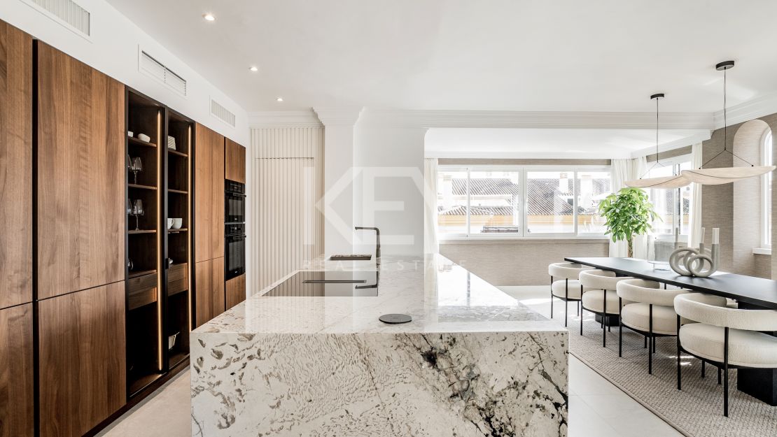 Ático dúplex de lujo con vistas panorámicas en la Milla de Oro de Marbella