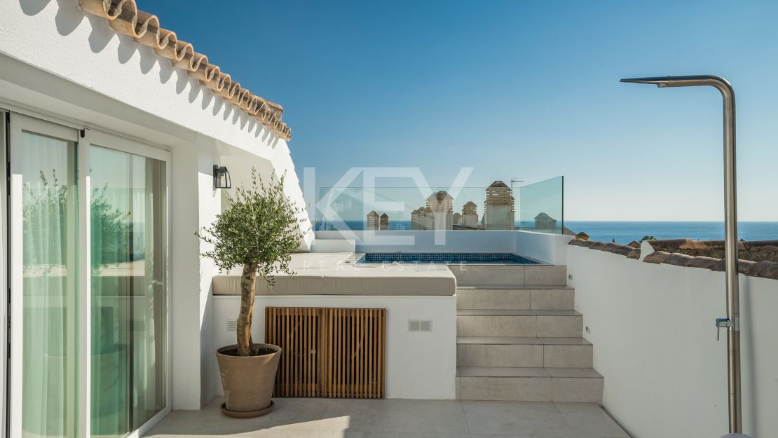Ático dúplex de lujo con vistas panorámicas en la Milla de Oro de Marbella
